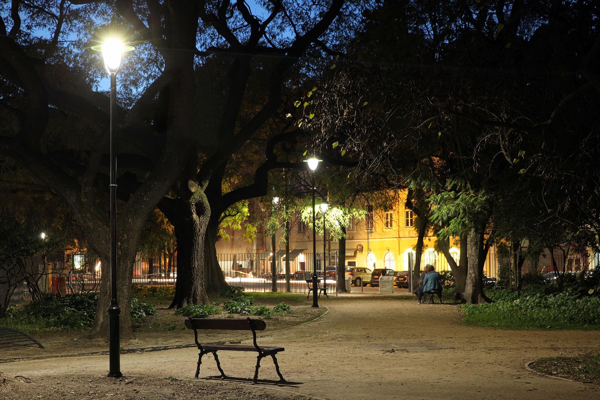 Albany LED recreates the classical feel that the city of Lisbon wanted to give to the Largo de Santos area by night