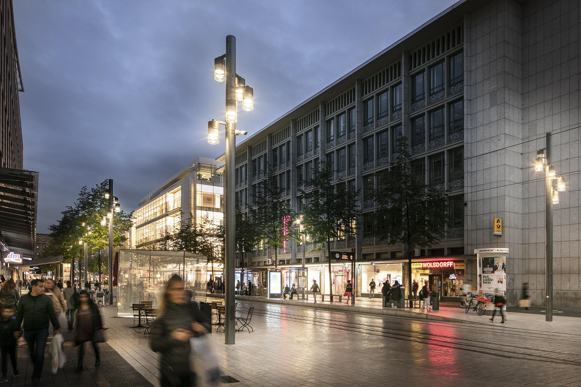 Schréder designed a customised luminaire to light the famous Planken shopping haven that reflects the city’s character