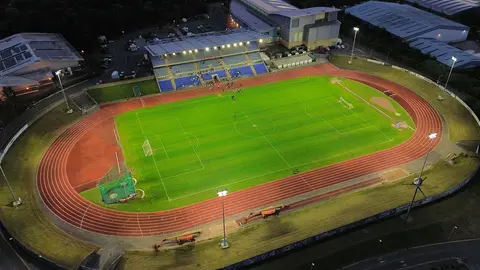 Una solución inteligente de iluminación deportiva ha mejorado la iluminación del estadio John Charles para permitir que se celebren partidos de competición.